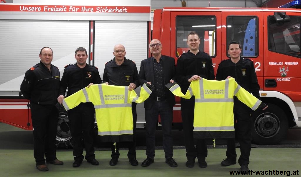 Übergabe der Regenjacken an die Feuerwehren Behamberg und Wachtberg